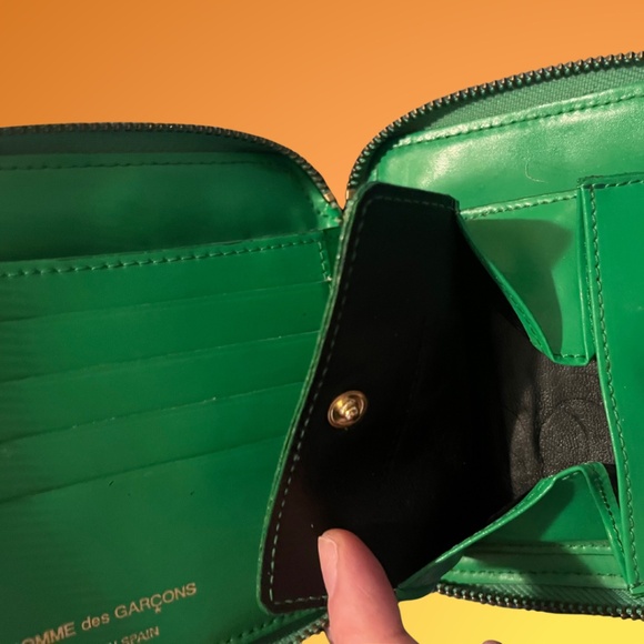 COMME des GARÇONS — Clover-Embossed Zip-Around Wallet | Green Leather - Picture 5 of 8